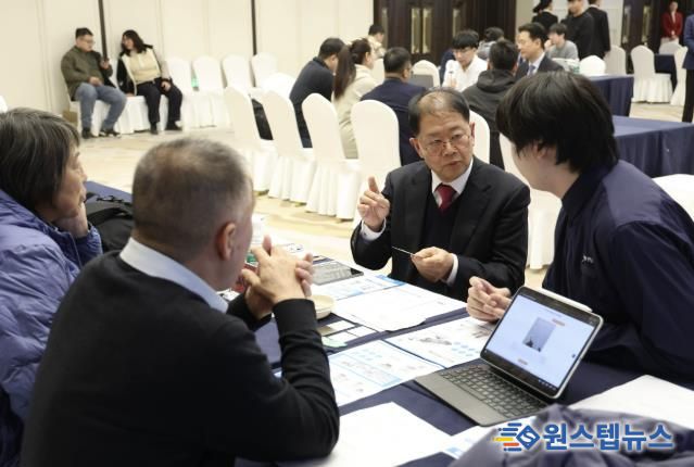 3일 열린 ‘부천시-하얼빈시 기업 수출상담회’에서 관내 기업과 하얼빈 현지 에이전시가 1:1 비즈니스 상담을 진행하고 있다.