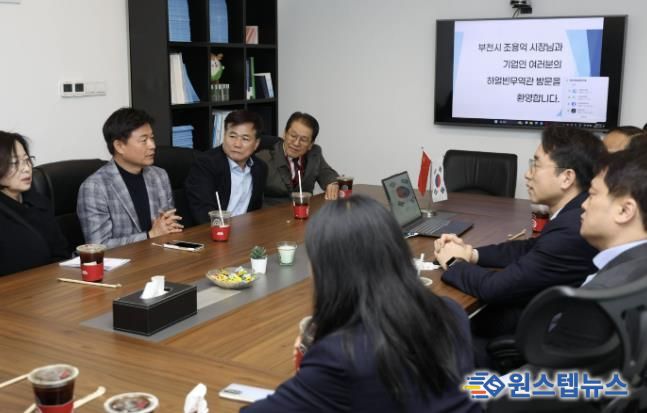 조용익 부천시장(윗줄 왼쪽 두번째)가 하얼빈 코트라무역관을 방문해 관내 기업 판로 개척에 대해 논의하고 있다.