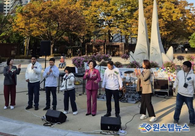 신계용 과천시장과 장애인들이 함께 노래하고 있다