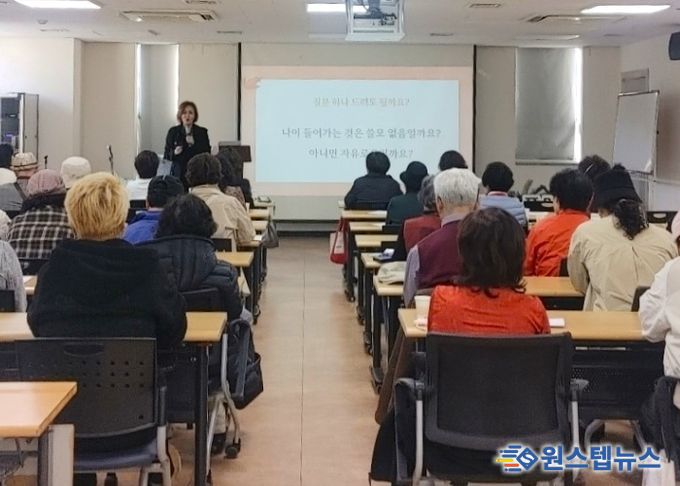 광명시 하안1동 주민자치회는 지난 5일 하안1동 행정복지센터에서 지역 주민 80여 명이 참석한 가운데 하반기 ‘힐링 인문학 특강’을 개최했다.