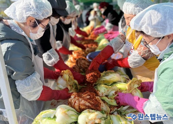 고양시여성단체협의회 회원과 자원 봉사자들이 김장하고 있다.