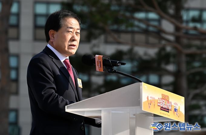 지난 11월 5일 서울광장에서 열린 ‘2025 서울시 소상공인의 날 기념행사’에 참석한 김용호 서울시의원이 축사를 하고 있다.