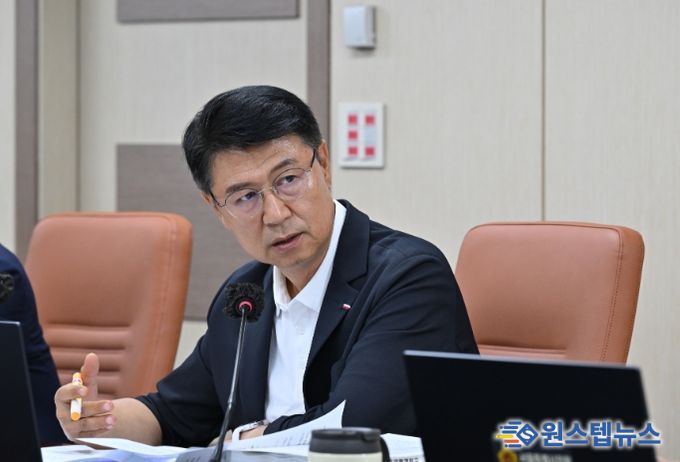 상임위원회 회의에서 발언하는 이봉준 의원