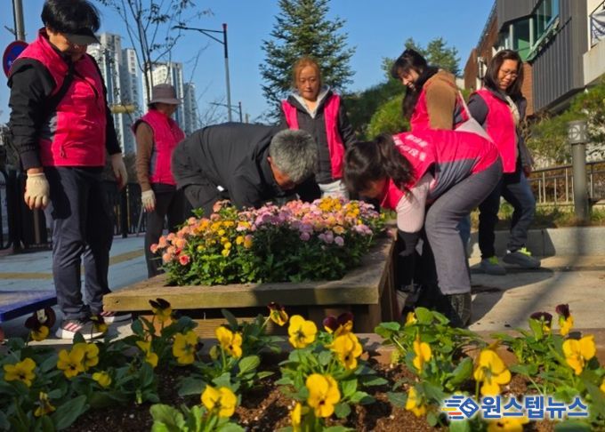 화성특례시 동탄3동 주민들이 청사 및 도로변에 비올라를 식재하고 있다