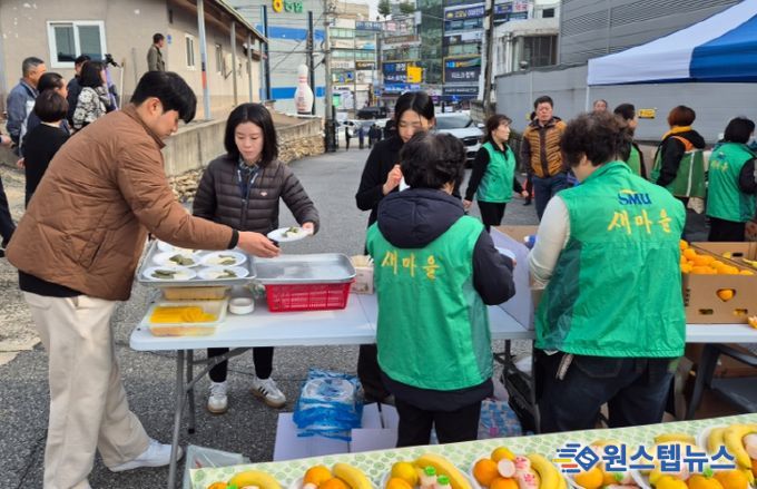 경상원이 남양주 퇴계원먹자골목상점가에서 지역 어르신들에게 짜장면 300그릇을 대접했다.