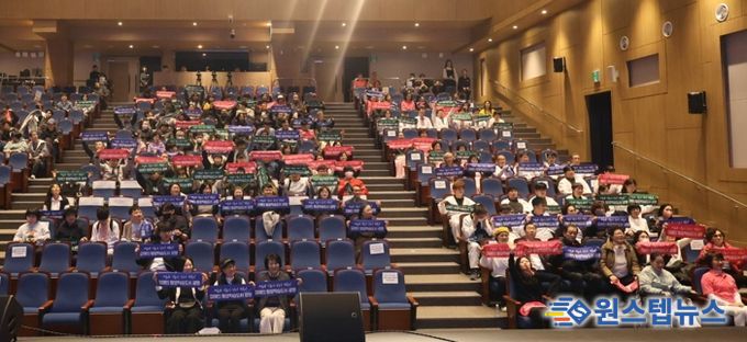 지난 7일 광명평생학습원과 광명극장 일대에서 열린 ‘2025년 광명시 장애인 평생학습 성과공유회’ 참석자들이 기념사진을 촬영하고 있다.