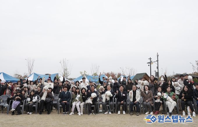 8일 미사아일랜드 펫존에서 열린 ‘2025 하남시 반려동물 문화축제’에서 반려인과 반려견들이 기념촬영을 하고 있다.