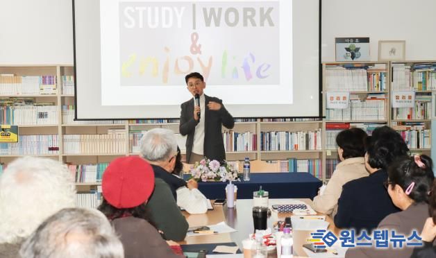 강연 중인 김민식 PD와 청중의 모습