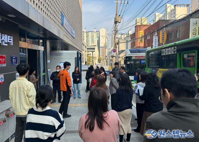 광명시 광명1동 생활문화복합센터는 지난 7일 광북119안전센터와 함께 화재 발생 시 신속한 대응 능력을 강화하기 위한 공공기관 합동 소방대피훈련을 실시했다.