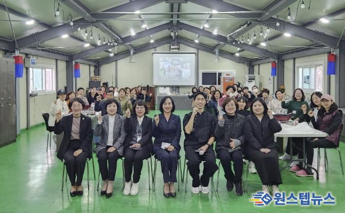 이선희 문화체육관광국장(맨 앞줄 가운데)이 지난 11일 상록수 된장마을 교육실에서 열린 ‘2025년 하반기 건강 저염장 아카데미’ 수료식에서 수료자들과 함께 기념촬영을 하고 있다.