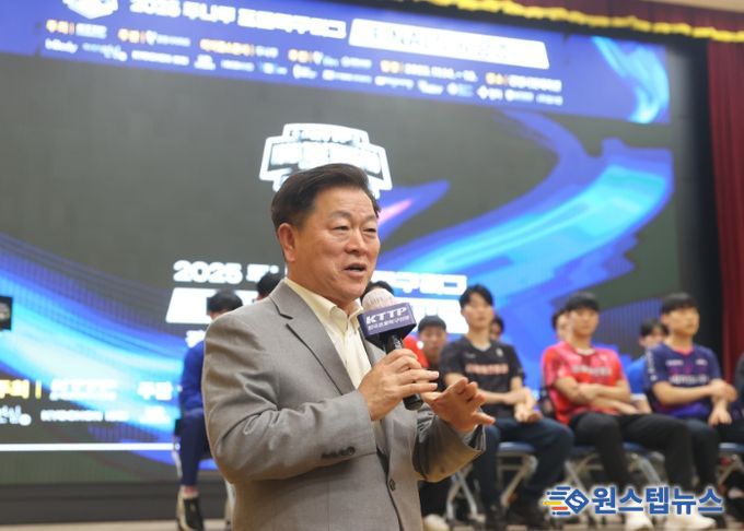 박승원 광명시장이 12일 오후 시청 대회의실에서 열린 ‘2025 두나무 프로탁구리그 파이널스’ 미디어데이에 참석해 인사말을 하고 있다.