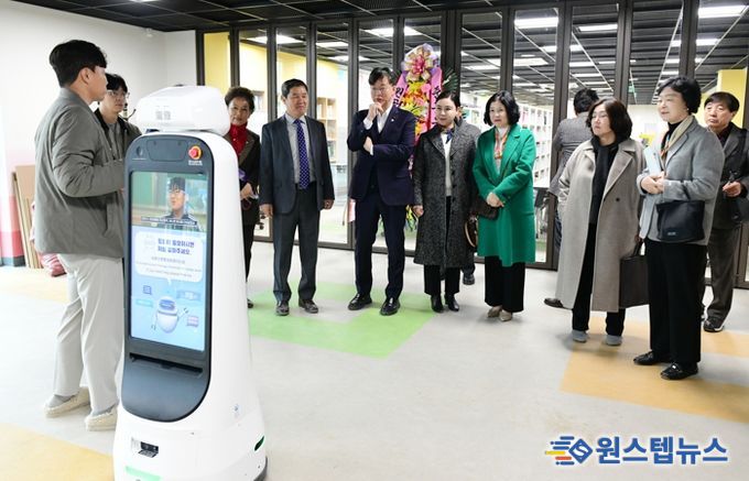 이민근 안산시장이 2월 28일 원곡초등학교를 방문해 관계자들과 함께 교육 관련 현장을 둘러보며 설명을 듣고 있다.