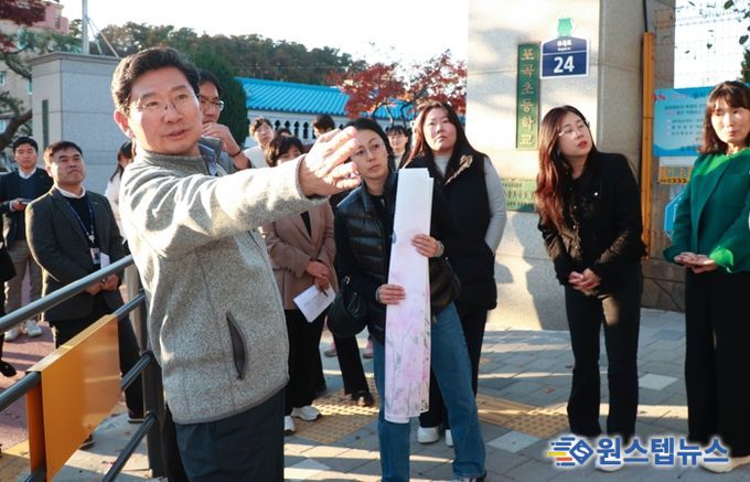 이상일 용인특례시장이 14일 포곡초등학교에서 학부모들과 만나 학생들의 안전을 위한 방안을 논의했다.
