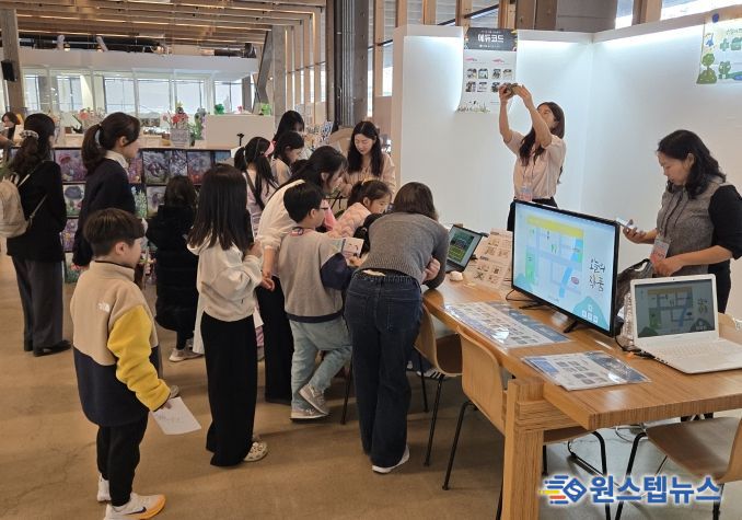 111CM 라운지에서 전시회 참여자들이 전시회를 관람하고 있다.