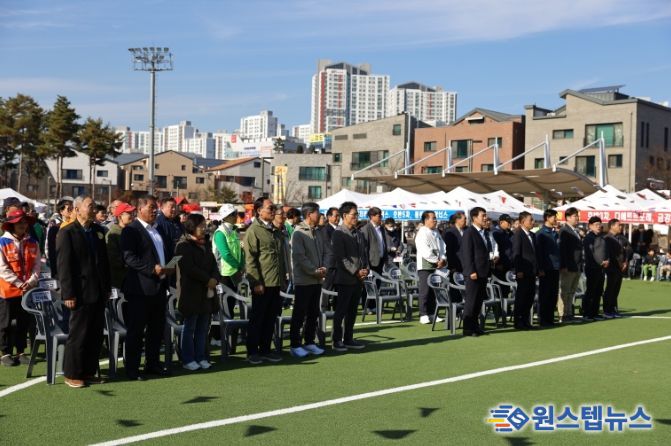 동탄9동 체육대회에 개회에 앞서 차성훈 동탄출장소장과 배정수 호성특례시 의회 의장 등 내빈과 참가자들이 국민의례를 하고 있다