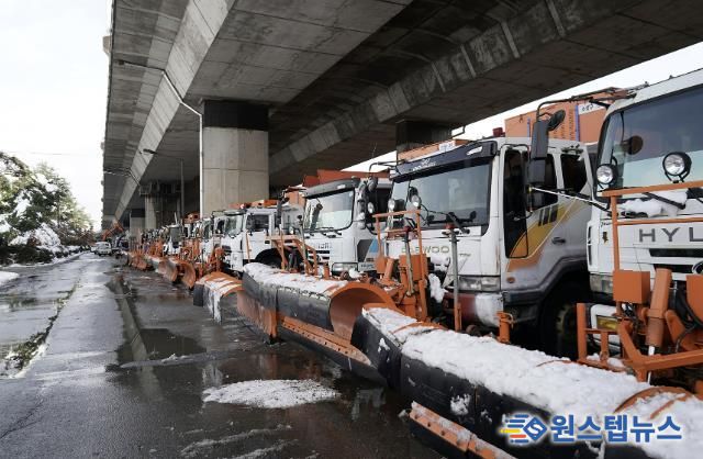 성남 수정구 수질복원센터 하적장에 대기 중인 제설 차량들