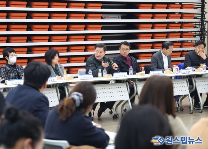 박승원 광명시장이 17일 오후 광명동초등학교 통학로 안전 확보를 위한 현장간담회에 참석해 발언하고 있다.