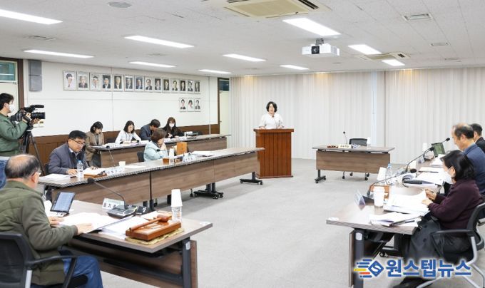 안산시의회가 17일 의회 대회의실에서 ‘2025년도 의원 연구단체 운영 심의위원회’를 개최했다.