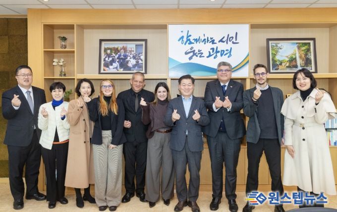 박승원 광명시장(사진 왼쪽 일곱 번째)이 17일 사회적경제·공정무역 분야의 교류 확대를 위해 광명시를 방문한 코스타리카 대사관과 코스타리카 커피연구소(ICAFE) 관계자와 차담회를 진행하고 기념사진을 촬영하고 있다. 사진 왼쪽 다섯 번째 마빈 로하스 커피연구소 이사, 여섯 번째 마리오 호세 카스티요 부총괄이사, 여덟 번째 호르헤 발레리오 주한 코스타리카 대사.