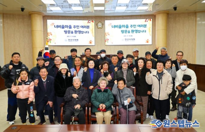 안산시의회가 지난 18일 선부3동 너비울마을 주민들을 대상으로 시의회 견학 프로그램을 운영했다. 사진은 이날 본회의장에서 기념촬영에 임하고 있는 주민들과 의원들의 모습.