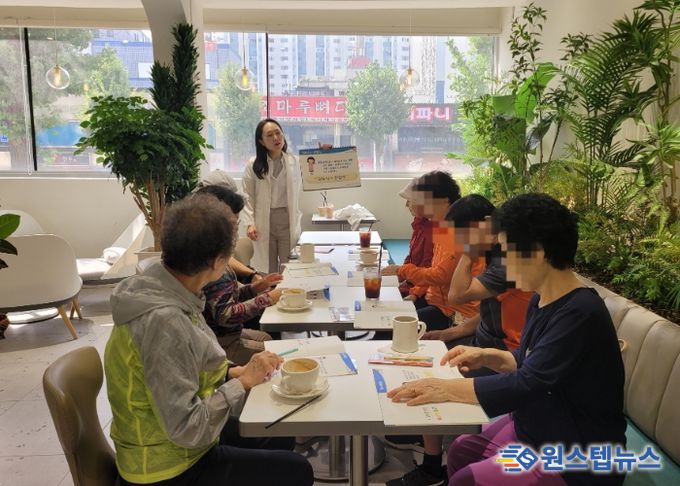 지난 9월 26일 정도너츠 광명점에서 왕내과 당뇨병 교육이 진행되고 있다.