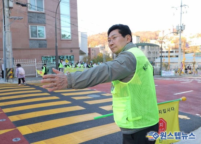 19일 교동초 앞에서 이상일 시장이 교통지도 봉사를 하고 있다