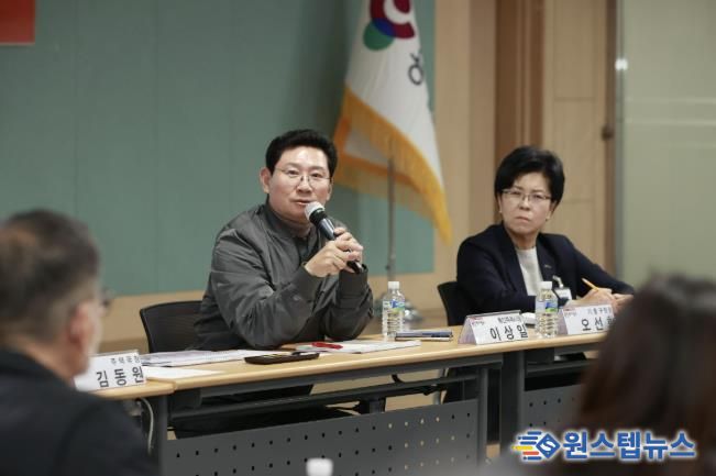 이상일 용인특례시장이 19일 기흥구청 다목적홀에서 ‘입주대표의회의 소통콘서트’를 열고 시민과 현안에 대해 이야기를 나누고 있다.