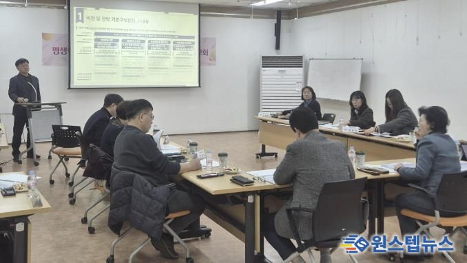 조성진 평생학습팀장이 19일 안산시평생비전센터에서 ‘제4차(2026~2030) 안산시 평생학습도시 중장기 발전계획’ 연구용역 중간보고회를 진행하고 있다.