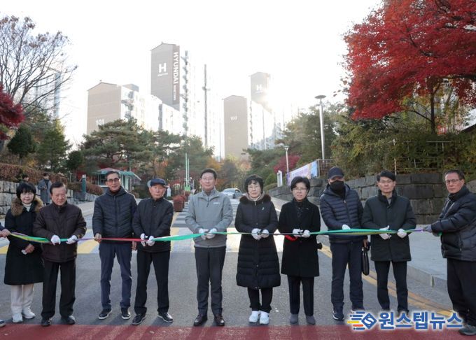 19일 교동마을 현대홈타운 정문에서 이상일 시장과 시 관계자, 입주민들이 진출입로 준공 기념 테이프커팅을 하고 있다