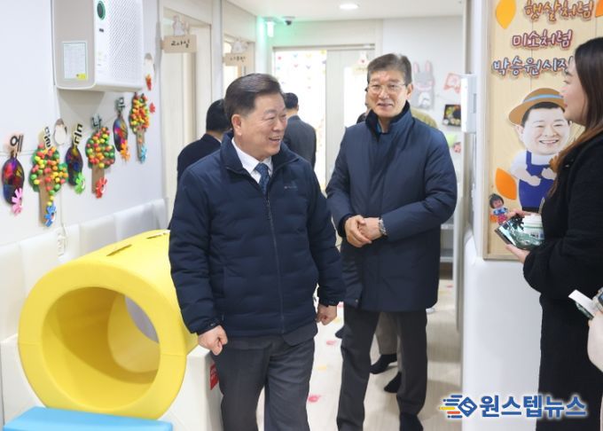 박승원 광명시장이 20일 오후 광명호반써밋그랜드에비뉴 1단지에서 열린 ‘시립호반써밋어린이집’ 개원식에 참석해 어린이집 내부를 둘러보고 있다.