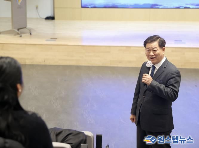 박승원 광명시장이 지난 20일 업사이클아트센터에서 신규 임용 공직자를 대상으로 실시한 ‘지속가능발전교육(ESD)’에 참석해 인사말을 하고 있다