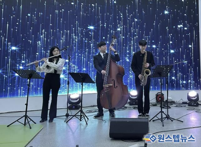 22일 열린 무봉산자연휴양림 별빛콘서트에서 '온음'이 공연하고 있다