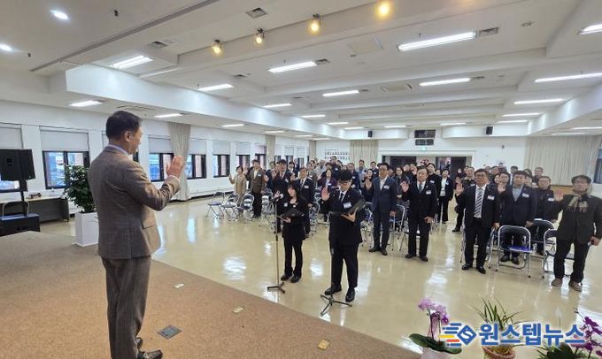 의장인 이재명 대통령을 대신해 자문위원 선서를 받는 정장선 평택시장