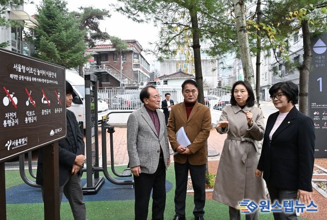 어르신 놀이터 조성 설명 듣고 있는 최호정 의장