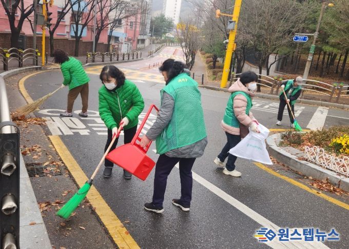 광명시 하안1동 새마을부녀회와 새마을지도자협의회는 25일 하안1동 행정복지센터 일대에서 겨울맞이 낙엽 대청소를 실시했다.