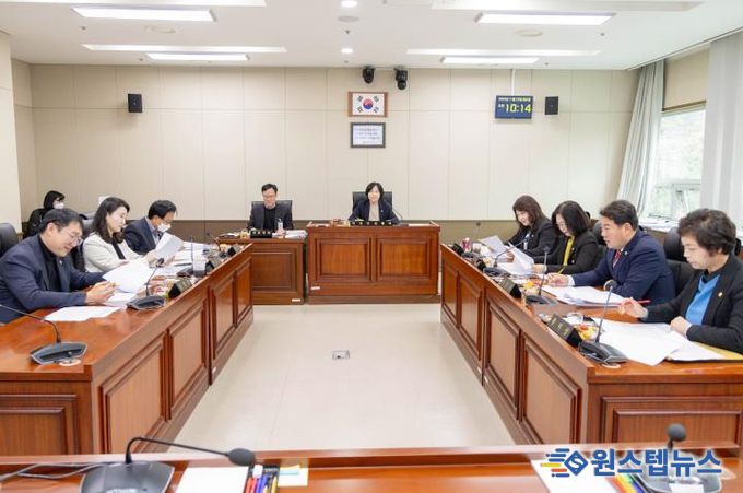 용인특례시의회 경제환경위원회, 2025년도 행정사무감사 마무리하며 강평
