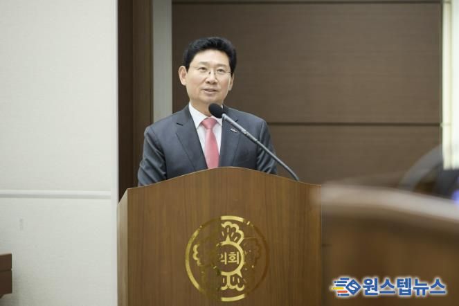 26일 용인특례시의회에서 이상일 시장이 시정질문에 답변하고 있다