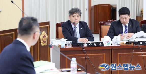 추가경정예산안 심사 중인 박원종 전남도의원