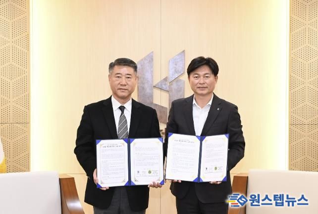 조용익 부천시장(오른쪽)과 강옥동 부천시호남향우회 총연합회장이 ‘핸썹해피하우스’ 협약식 기념사진을 찍고 있다.