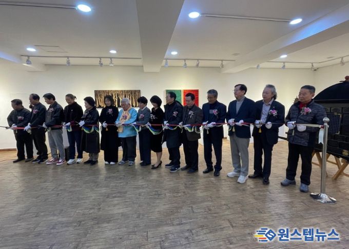 ‘2025 경기 고양 공예품 전시회’개막 테이프 커팅식