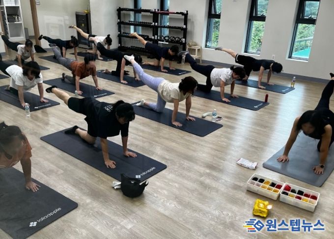 지난 27일 소하건강생활지원센터에서 '건강채움 운동교실' 교육이 진행되고 있다.