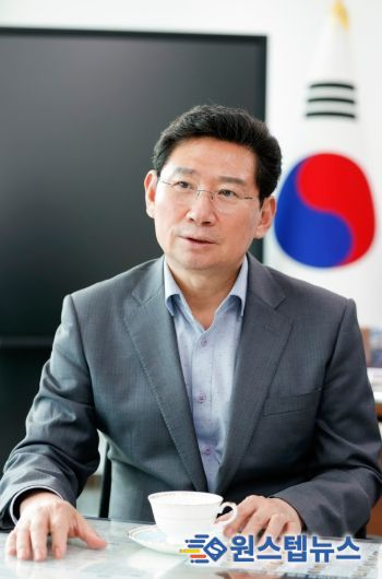 이상일 용인특례시장은 지난 8월 13일 구윤철 기획재정부 장관에게 서한문을 보내 '용인 첨단시스템반도체 클러스터 국가산업단지'에 토지를 수용당한 이주민을 위한 지원책 마련을 건의했다