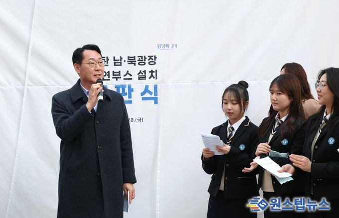 정명근 화성특례시장이 학생들과 흡연부스 설치에 따라 정화된 거리 환경에 대해 이야기 하고 있다