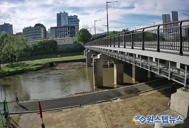 보도교 신설 및 차도부 재포장을 완료한 서현교 현장 사진
