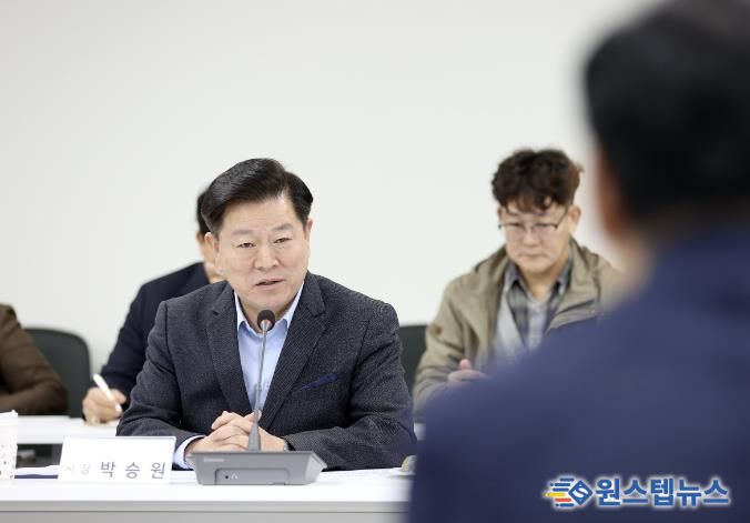 박승원 광명시장이 지난 11월 한국토지주택공사(LH) 광명시흥사업본부에서 김용석 대도시권광역교통위원장을 만나 광명시흥 공공주택지구 광역교통개선대책 추진을 촉구하고 있다.