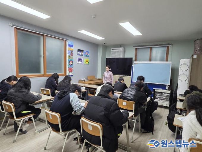 아동용 우울 척도 검사지(CDI) 자가 진단을 하는 모습