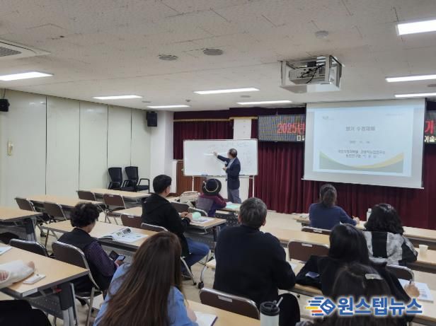 이종남 연구관의 재배기술 교육을 듣고 있다