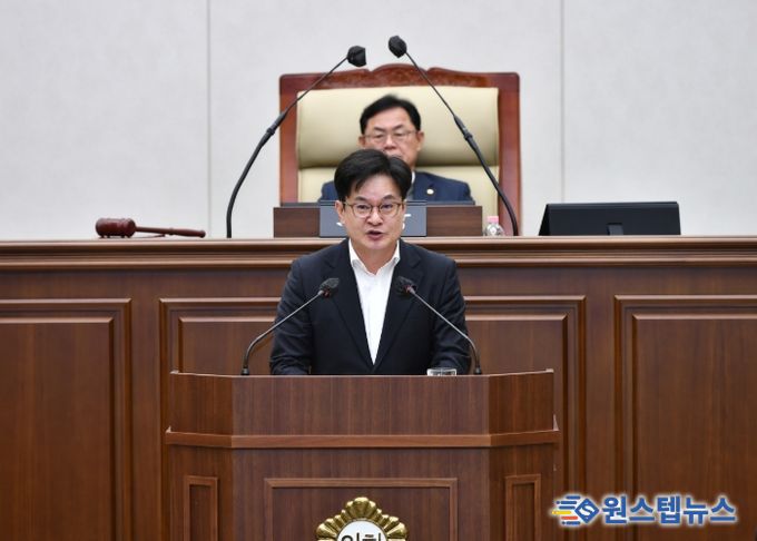 김병수 시장이 1일 김포시의회 제264회 임시회에서 2026년도 시정 및 운용 방향에 대한 시정연설을 하고 있다.