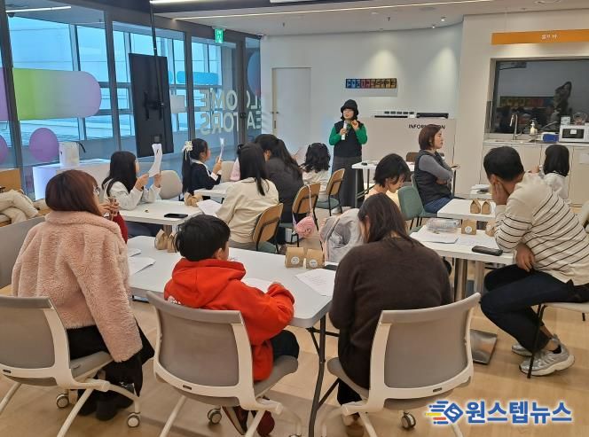 정령 작가가 참여자들에게 작품에 관해 설명하고 있다.