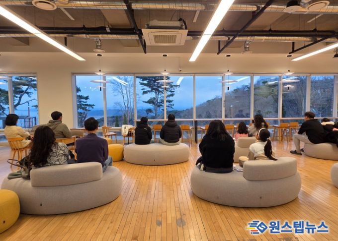 김포시가 지난 29일 애기봉평화생태공원에서 특별문화행사 ‘PEACEFUL 애기봉’을 개최했다. 멍때리기 대회에서 참여자들이 조강을 바라보며 사색을 즐기고 있다